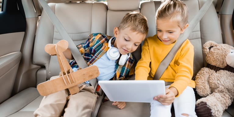 Autospiele für Kinder: Die besten Spiele für die Autofahrt