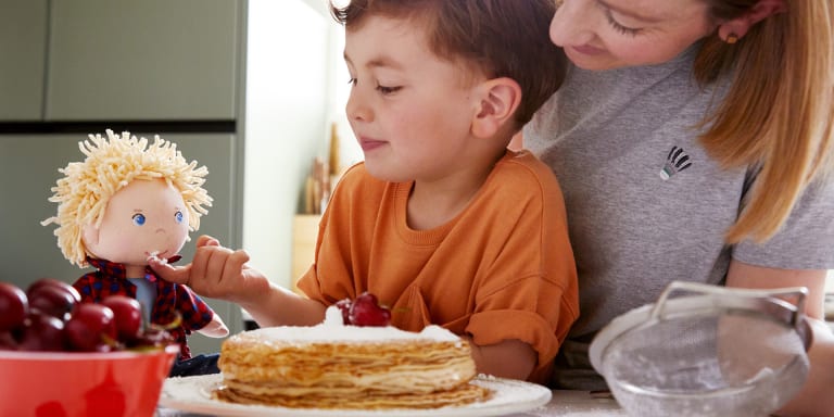 Warum mit Puppen spielen so wichtig für alle Kinder ist