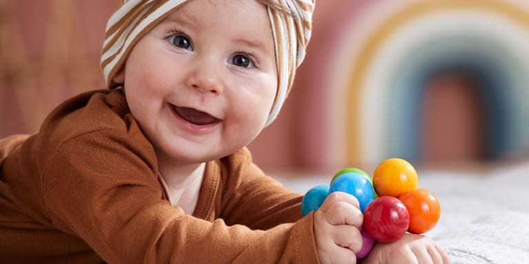 Die Baby-Entwicklung im 8. Lebensmonat