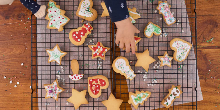 In der Weihnachtsbäckerei: Backen mit Kindern an Weihnachten