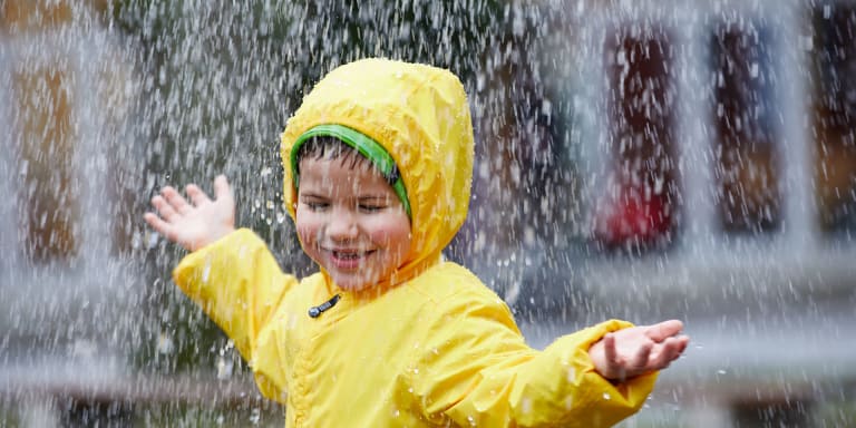 Gewappnet gegen Wind und Wetter: Kinder im Herbst richtig anziehen
