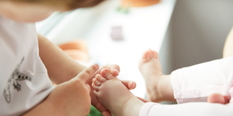 Laufen lernen – so unterstützt ihr eure Babys bei ihren ersten Schritten