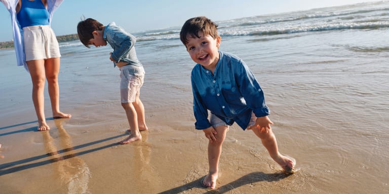 Die besten Strandspiele für Kindern - an Land und im Wasser