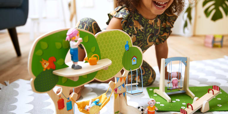 Ab nach draußen: Spielen im Baumhaus und im Garten der Little Friends