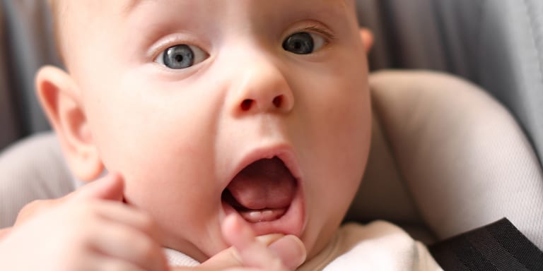 Zähneputzen beim Baby – ab wann sollte geputzt werden?
