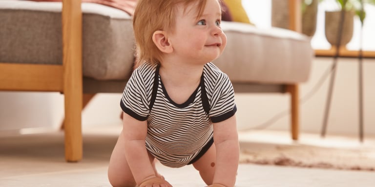 Die Baby-Entwicklung im 9. Lebensmonat