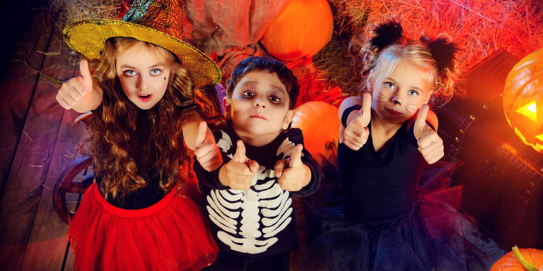 Wie bastle ich Halloween-Einladungen mit Kindern?