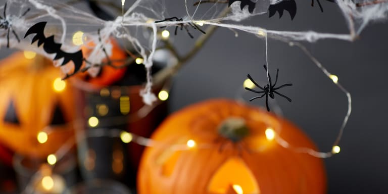 Halloween-Dekoration basteln mit Kindern: So einfach geht’s!
