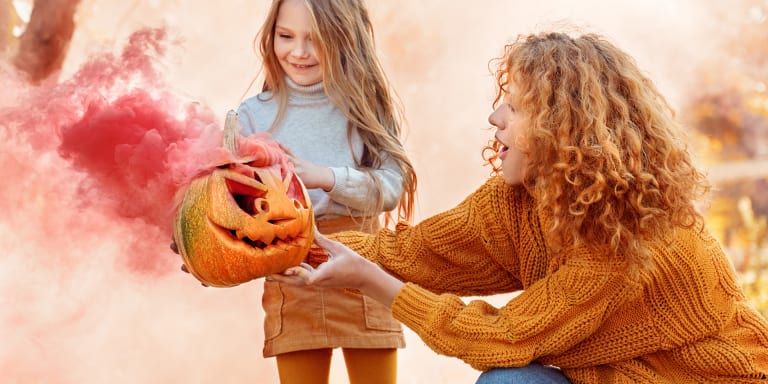 Kürbis schnitzen mit Kindern: Anleitung für eine schaurige Halloween-Deko