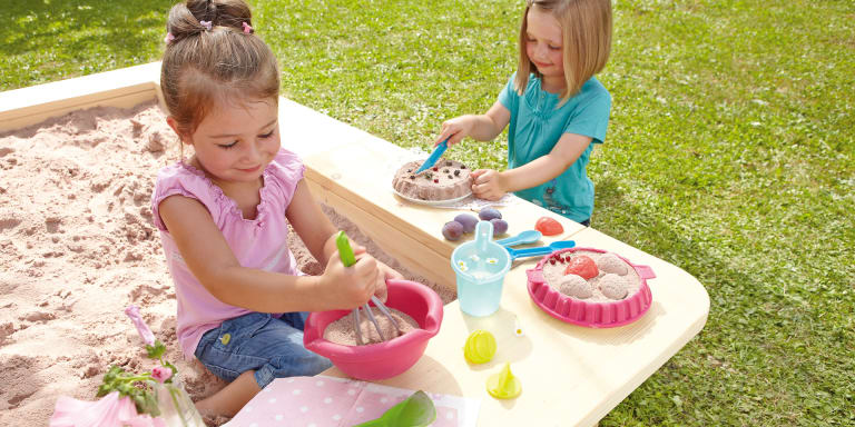 Sandkuchen backen, Löcher buddeln und Burgen bauen mit Sandspielzeug von HABA
