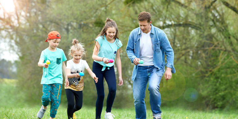 Osterspiele mit Kindern: Für drinnen &amp; draußen