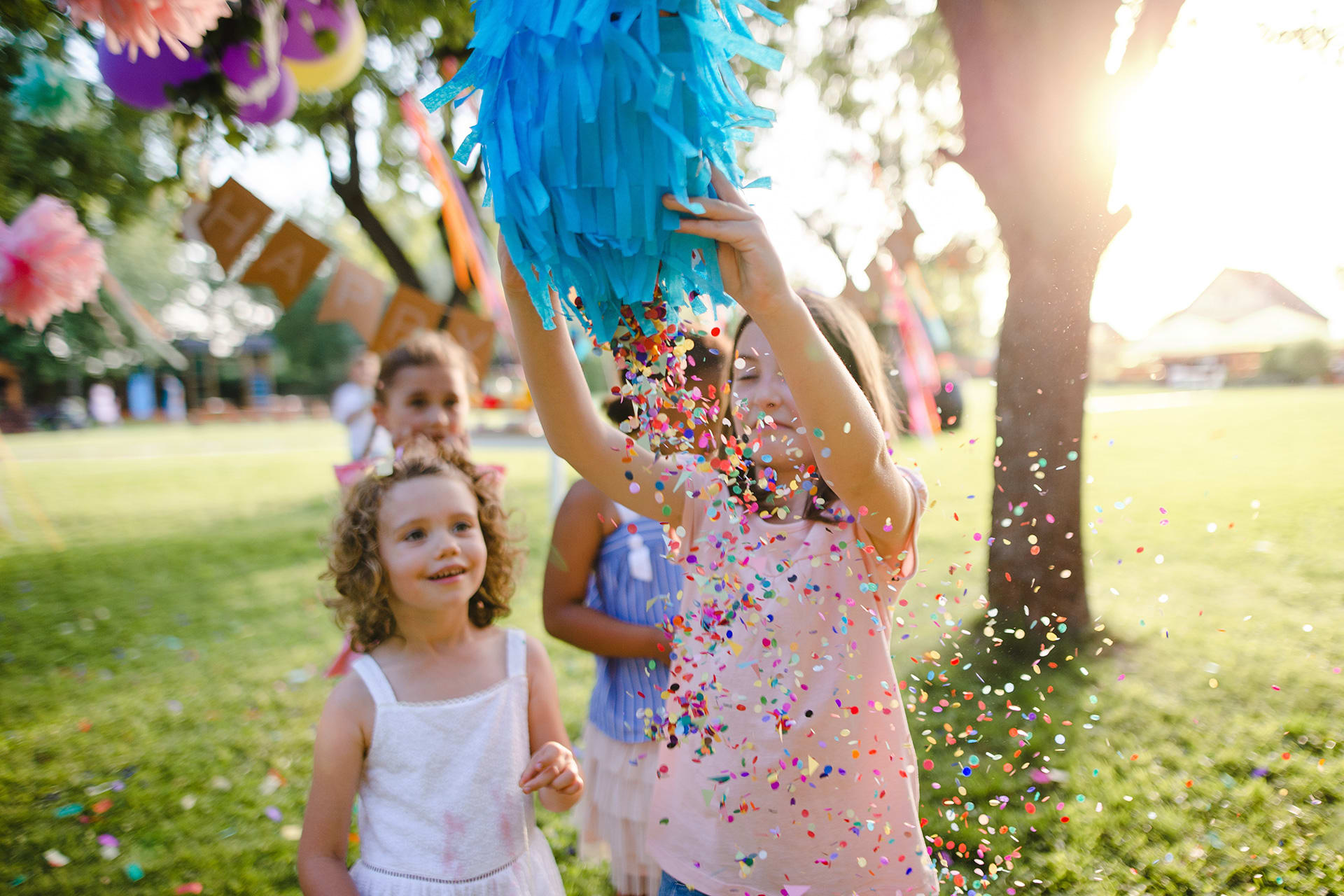 Geburtstagstipps Juni | Kleine Kinder spielen im Garten im Sommer