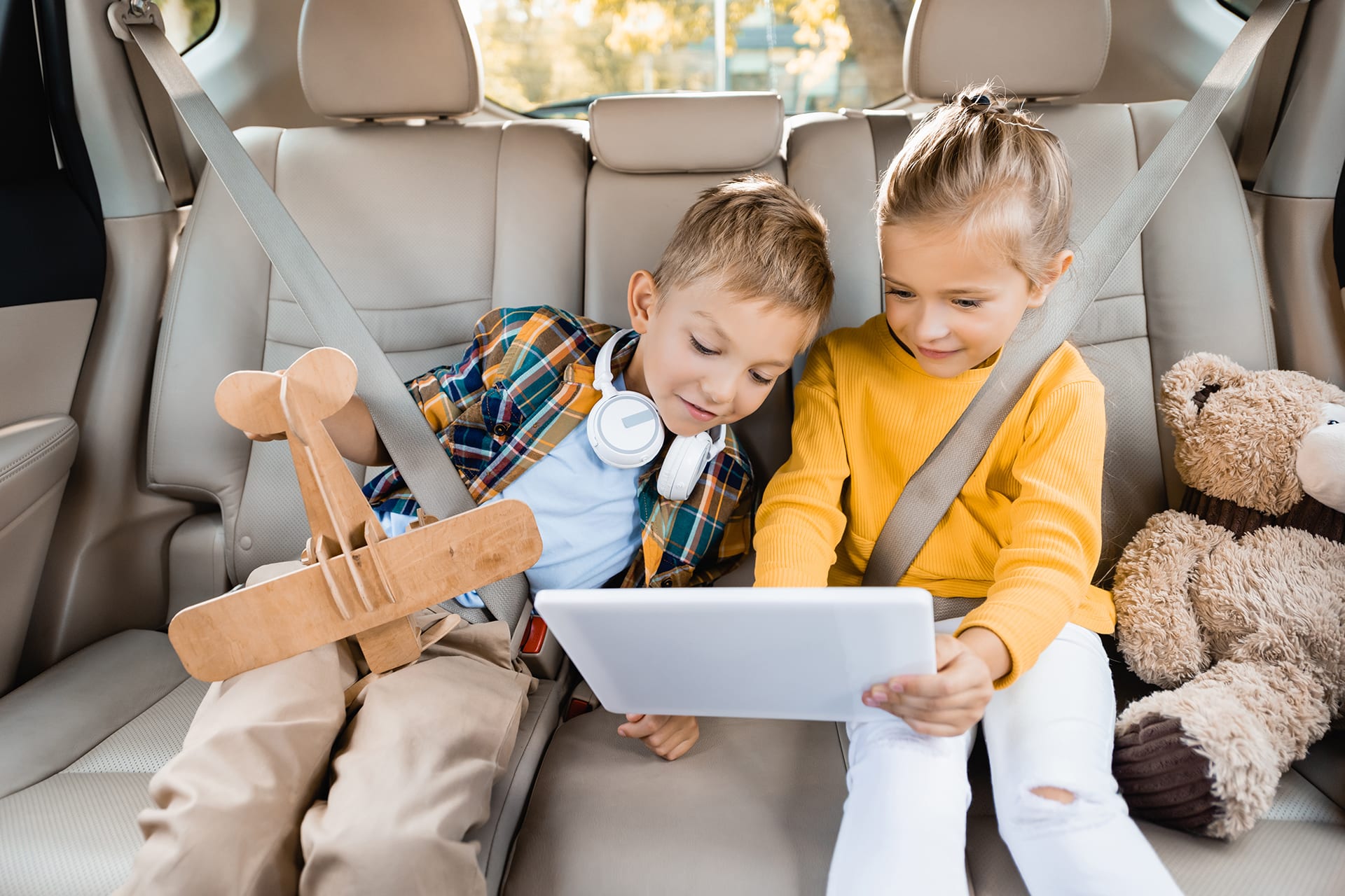 Kinder im Auto: Ausstattung für kurze und lange Fahrten mitnehmen