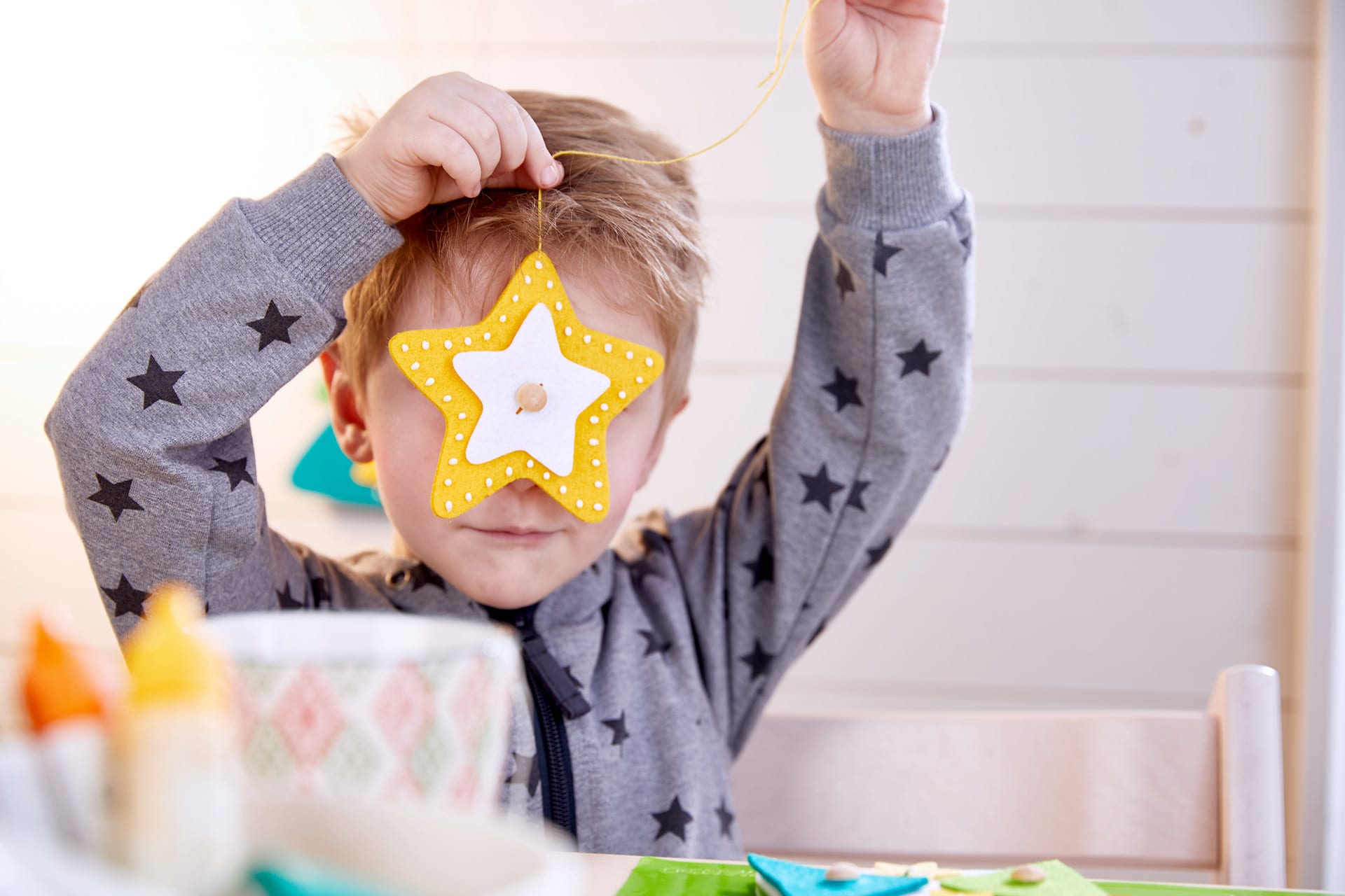 Basteln zu Weihnachten mit Kindern | Kind mit Stern