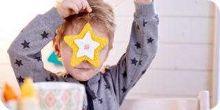 Basteln zu Weihnachten mit Kindern | Kind mit Stern