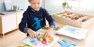 Fröbel - Sortieren & Legen | Header- Image | Junge legt bunte Steine auf Vorlage