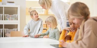 Future Skills | Medienkompetenz | Erzieherin erklärt einem Kind etwas