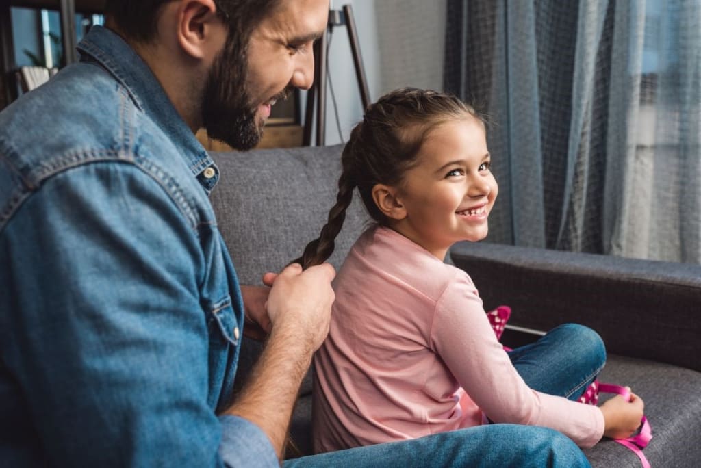 Flechtfrisuren | Vater macht Haar Zopf für Tochter