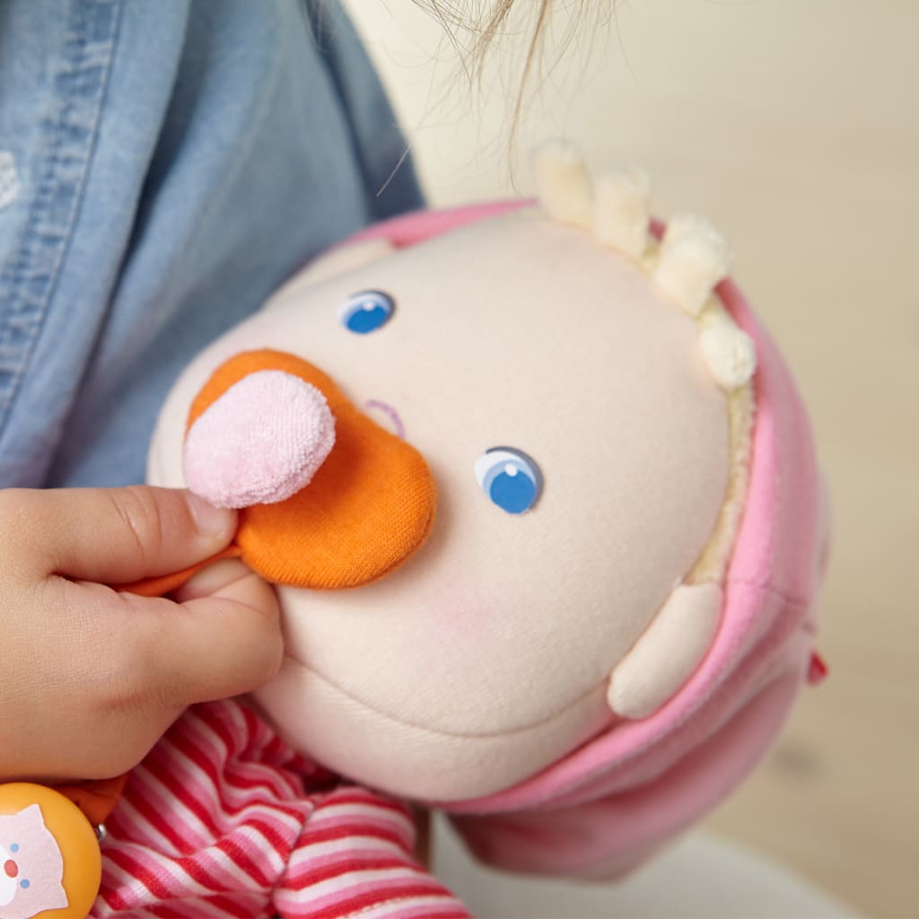 Puppenfreu(n)de für jedes Kind | Kinderhand hält HABA Puppe mit orangen Schnuller fest