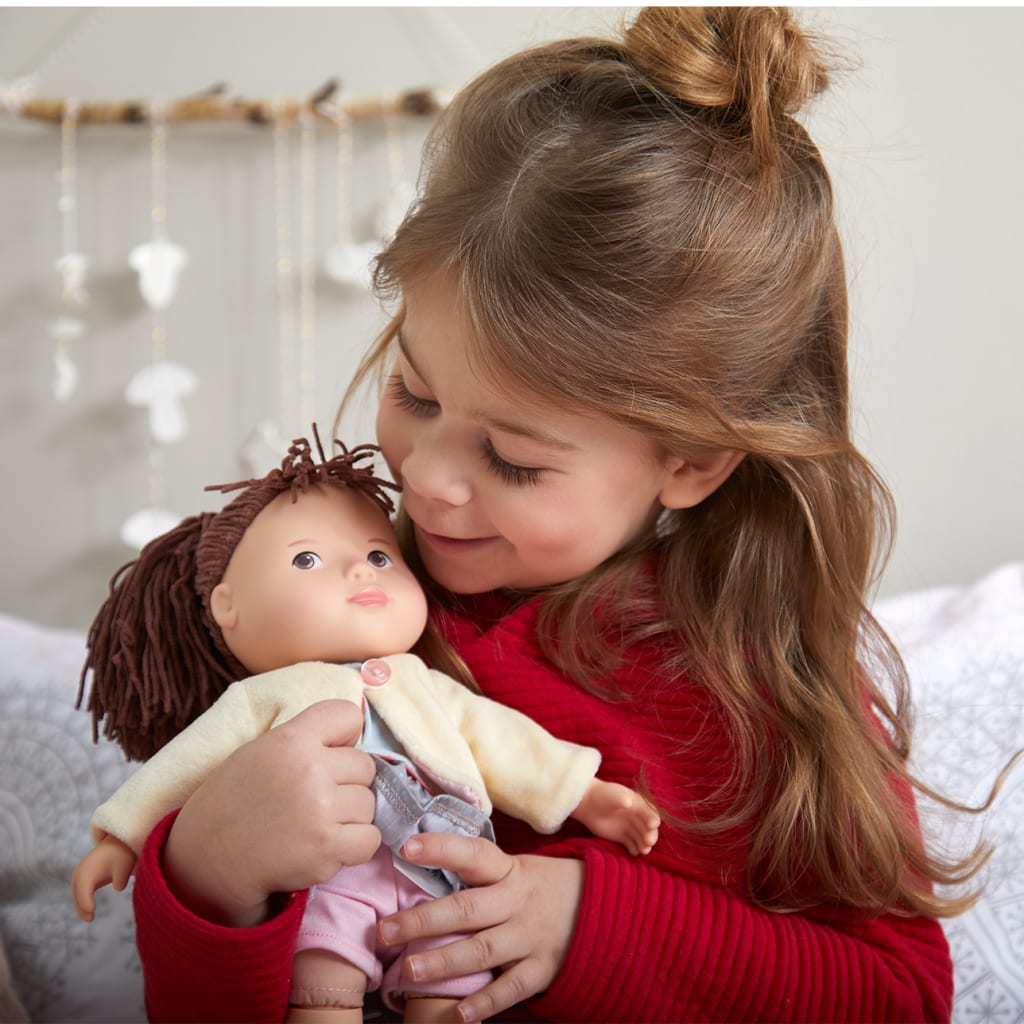 Puppenfreu(n)de für jedes Kind | Mädchen mit langen braunen Haaren kuschelt mit Puppe