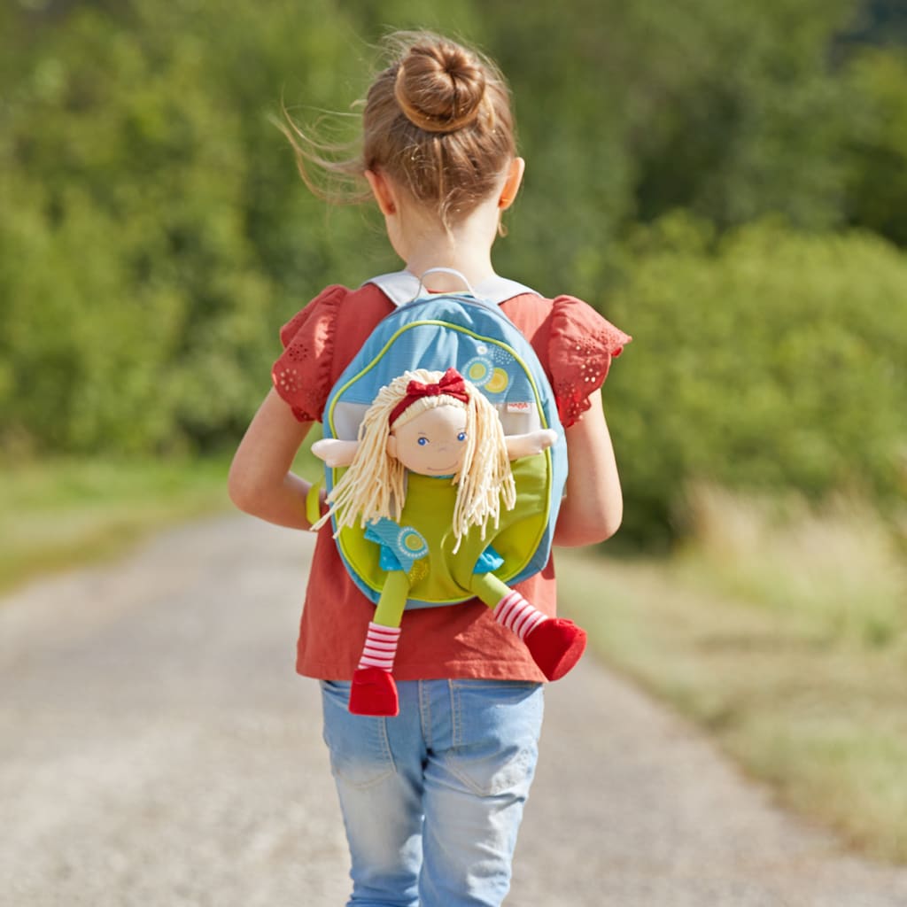 Puppenfreu(n)de für jedes Kind | Mädchen geht spazieren, HABA Puppe steckt im Rucksack
