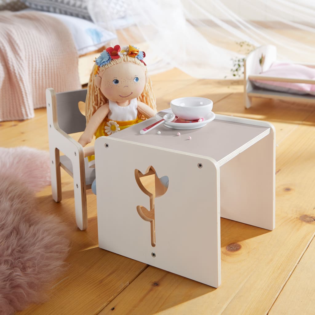 Puppenfreu(n)de für jedes Kind | HABA Puppe sitzt auf einem Stuhl vor einem Puppentisch