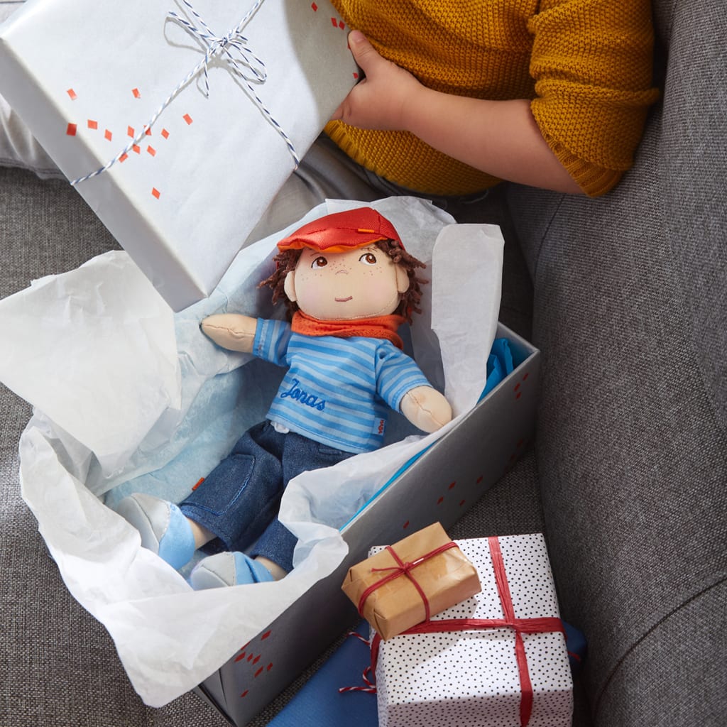 Puppenfreu(n)de für jedes Kind | Puppe liegt im Geschenkkarton mit Bestickung