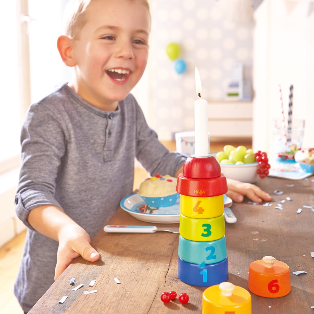 Kindergeburtstag planen leicht gemacht | Junge steht am dekorierten  Geburtstagstisch und lacht