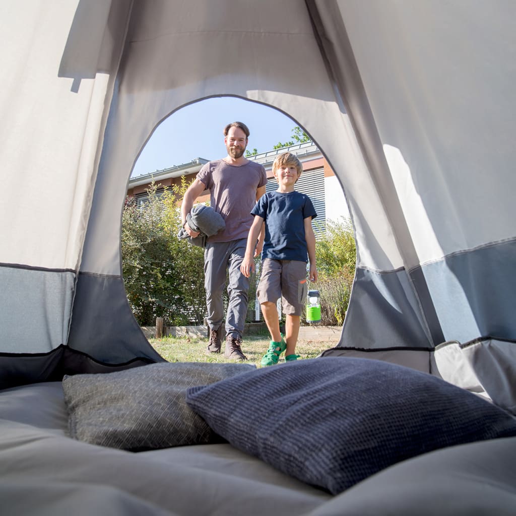Langeweile in den Ferien | Papa und Sohn stehen vor Zelt mit Schlafsack und Nachtlicht