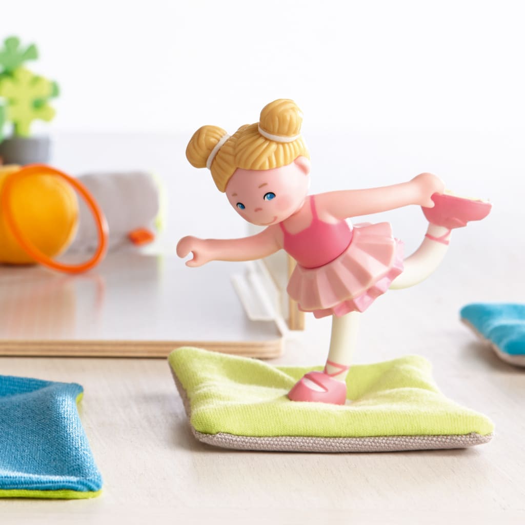Spielen im Baumhaus und im Garten der Little Friends | Balletfigur