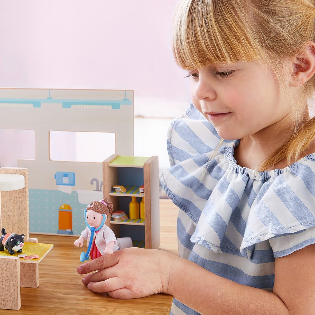 Entspannter Besuch beim Kinderarzt | Mädchen mit blonden Haaren spielt mit Little Friends Puppe