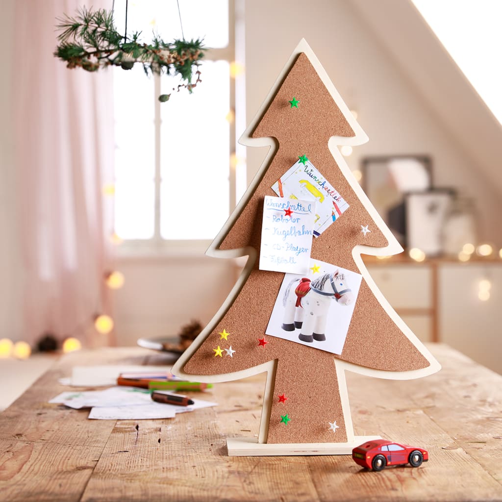 Weihnachts-Wunschzettel | Gebastelte Wunschzettel hängen an Korkpinnwand in Tannenform