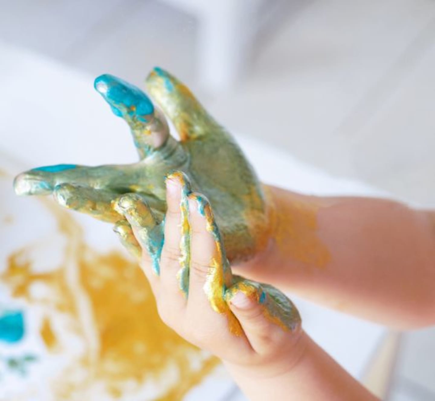  Fingerfarben-Ideen Kinder | Kleinkindhände in blau 