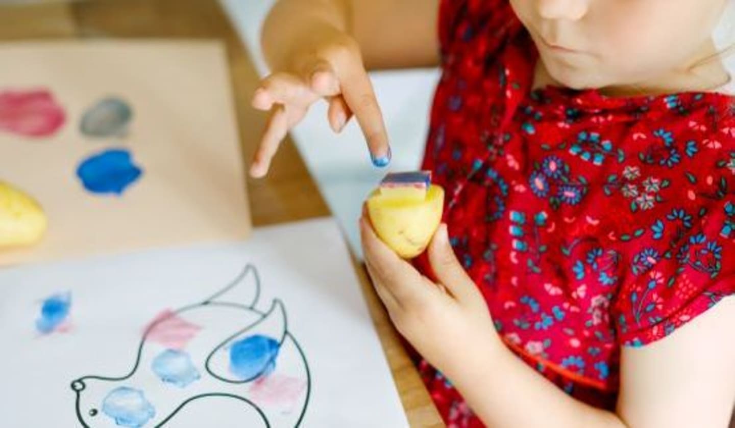 Fingerfarben-Ideen Kinder | Mädchen malt mit Fingerfarben und Kartoffelstempel 