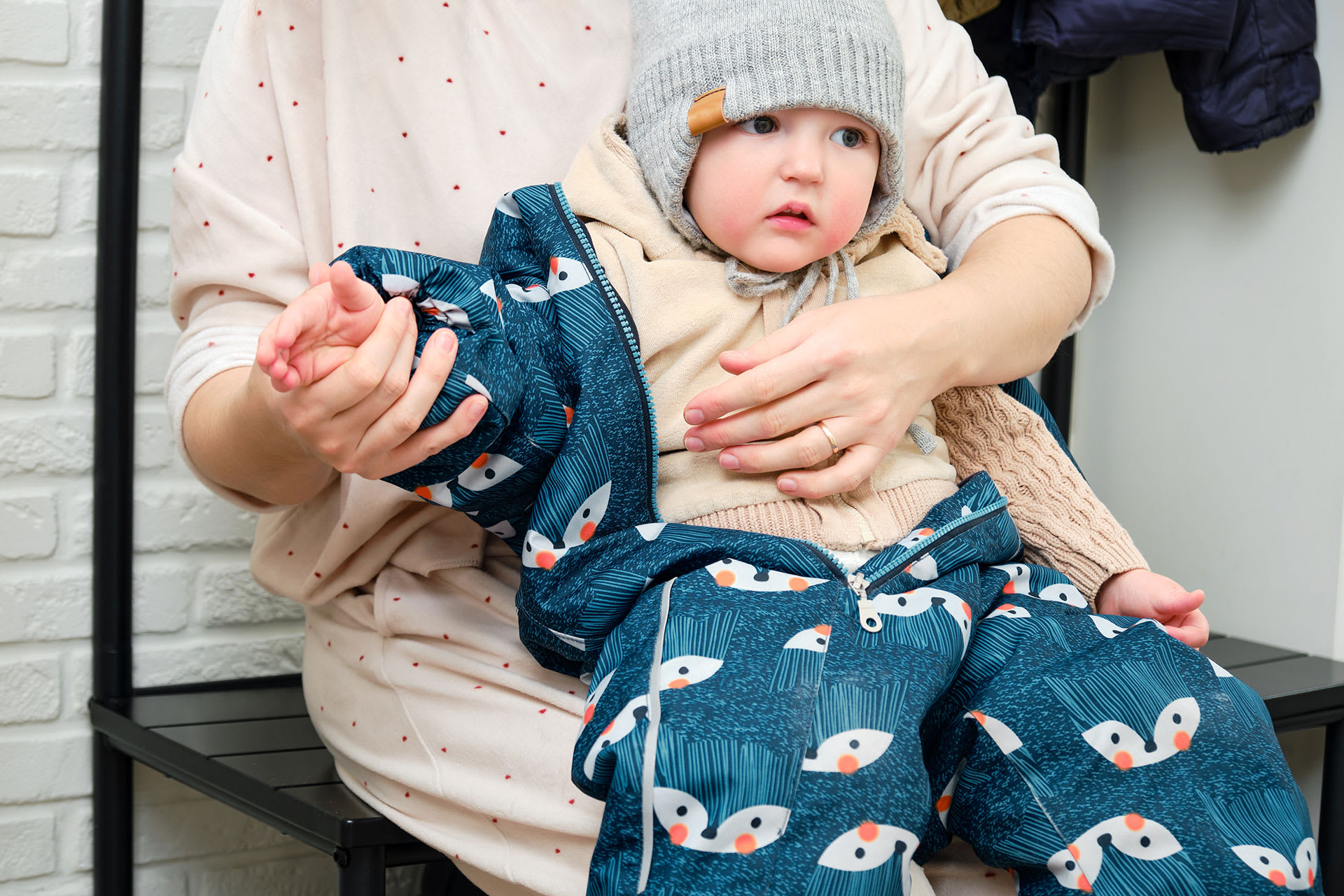 Baby im Frühling richtig anziehen | Mama mit Baby sitzen draußen