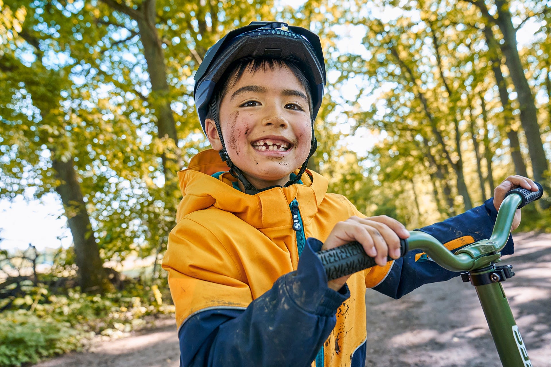 Spielen mit Kindern | Kind mit Laufrad im Wald