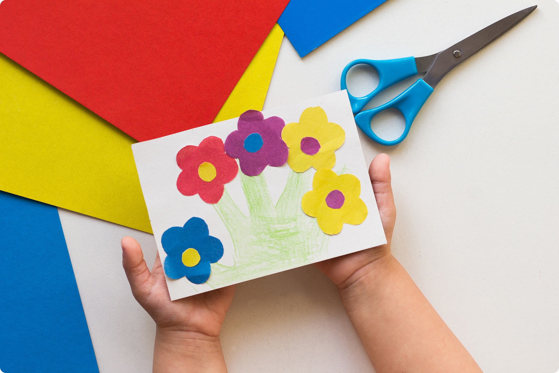 Osterkarten basteln mit Kindern | selbstgebastelte Karte mit Blumen aus Papier