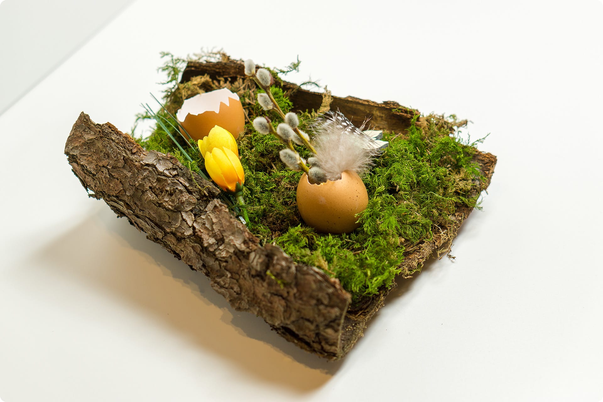 Osterdeko basteln mit Kindern | Osterdekoration Baumrinde und Eierschalen
