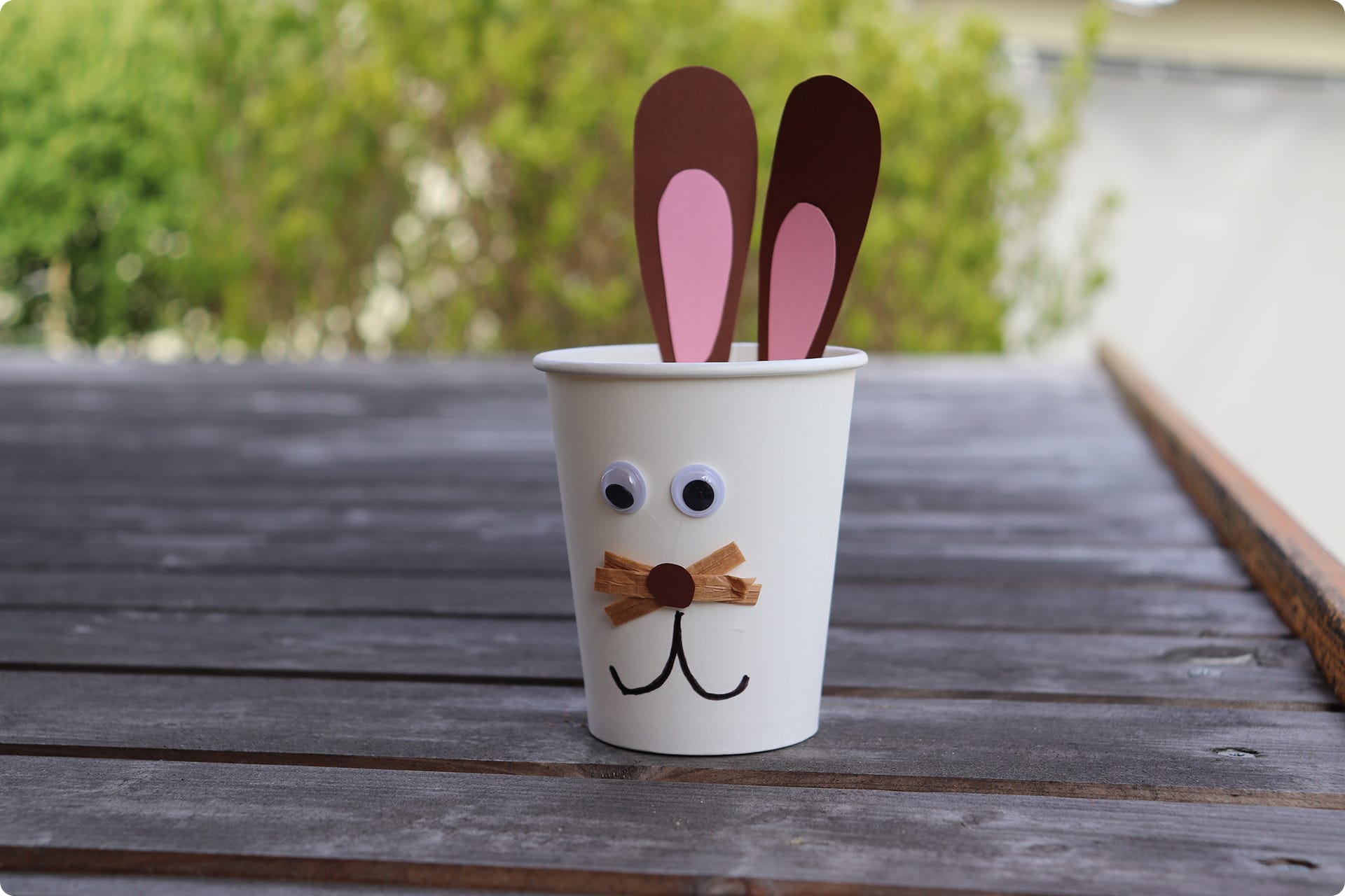 Osterdeko basteln mit Kindern | Hasenbecher