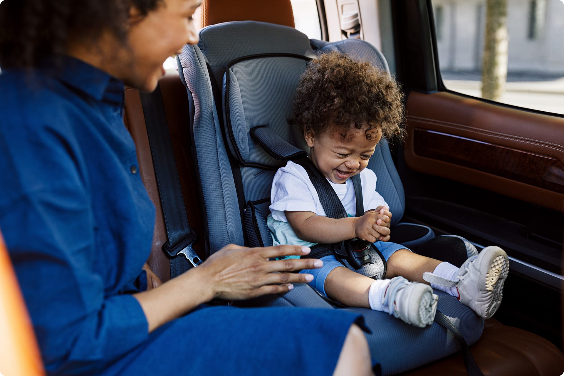 Kinderspiele im Auto | Kleines Kind im Autokindersitz, spielt mit Mama