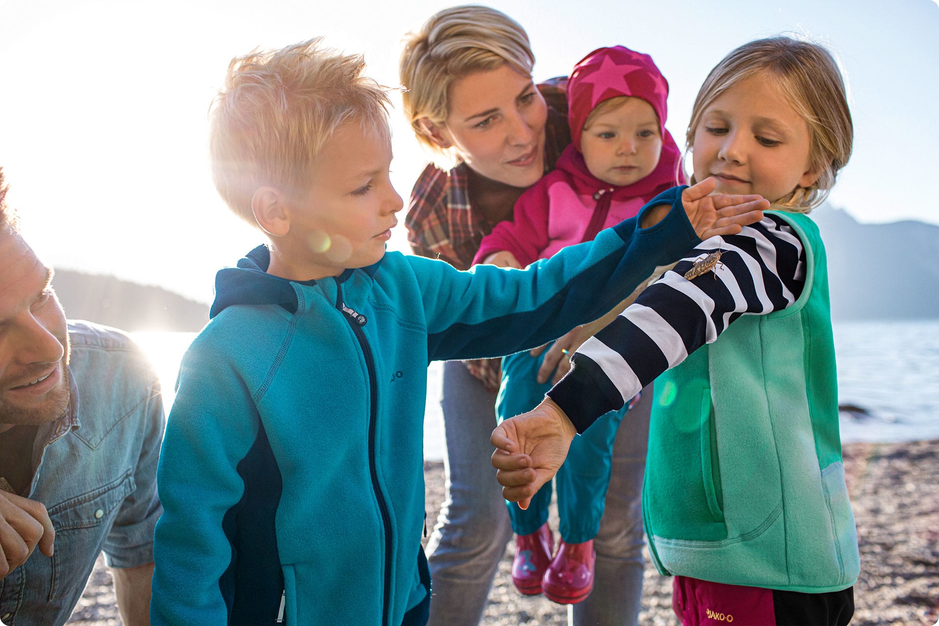 Osterrituale mit Kindern | Kinder mit Käfer auf dem Arm