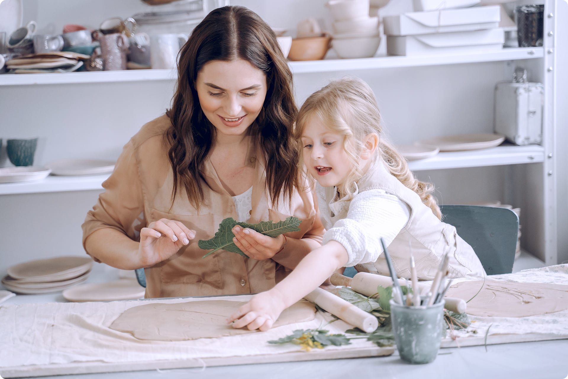Basteln & Malen mit Kindern | Mutter und eines kleinen Mädchens, die gemeinsam Ton formen
