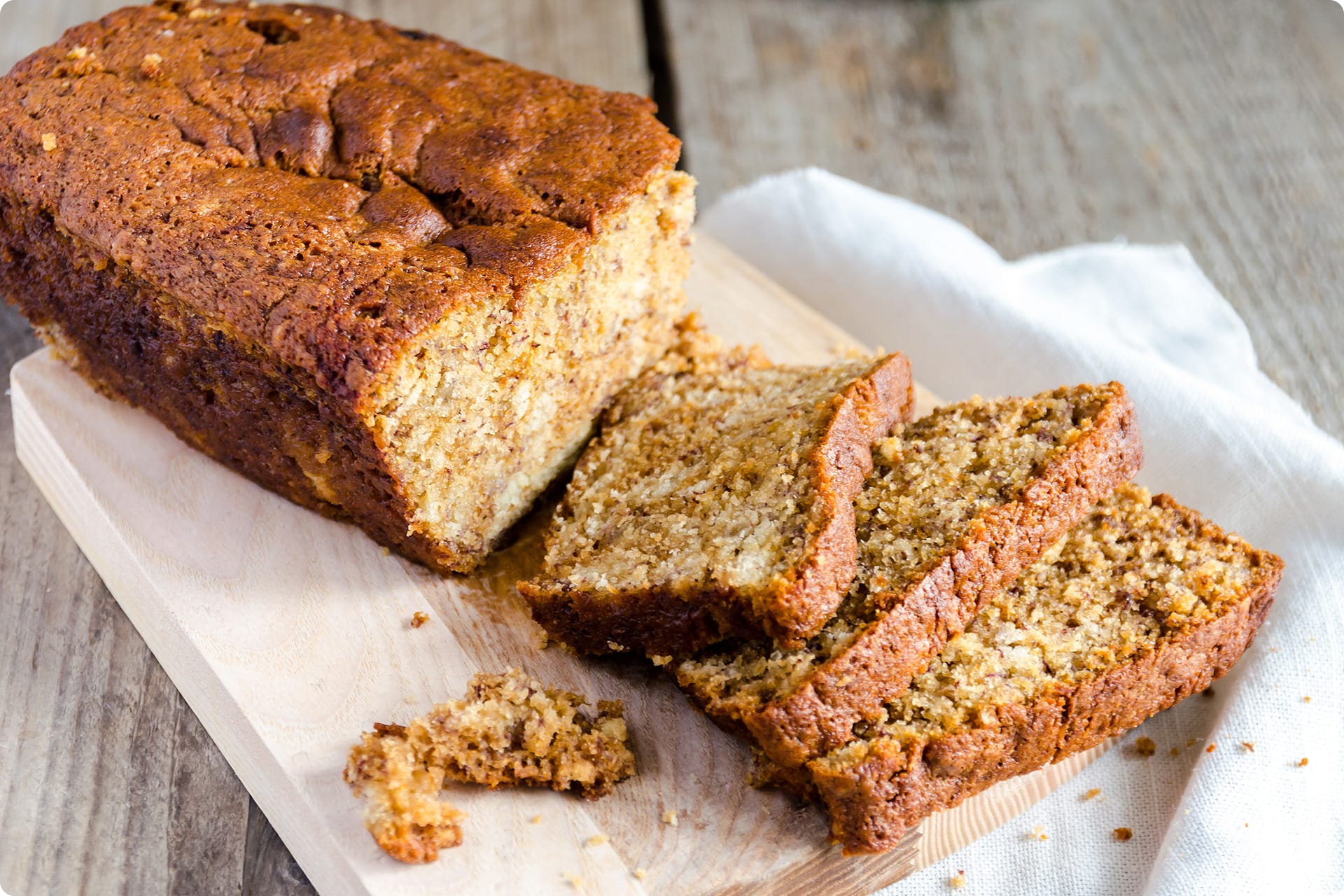 Backen für Kindergeburtstag | Bananen-Apfelkuchen auf Teller, in Scheiben geschnitten
