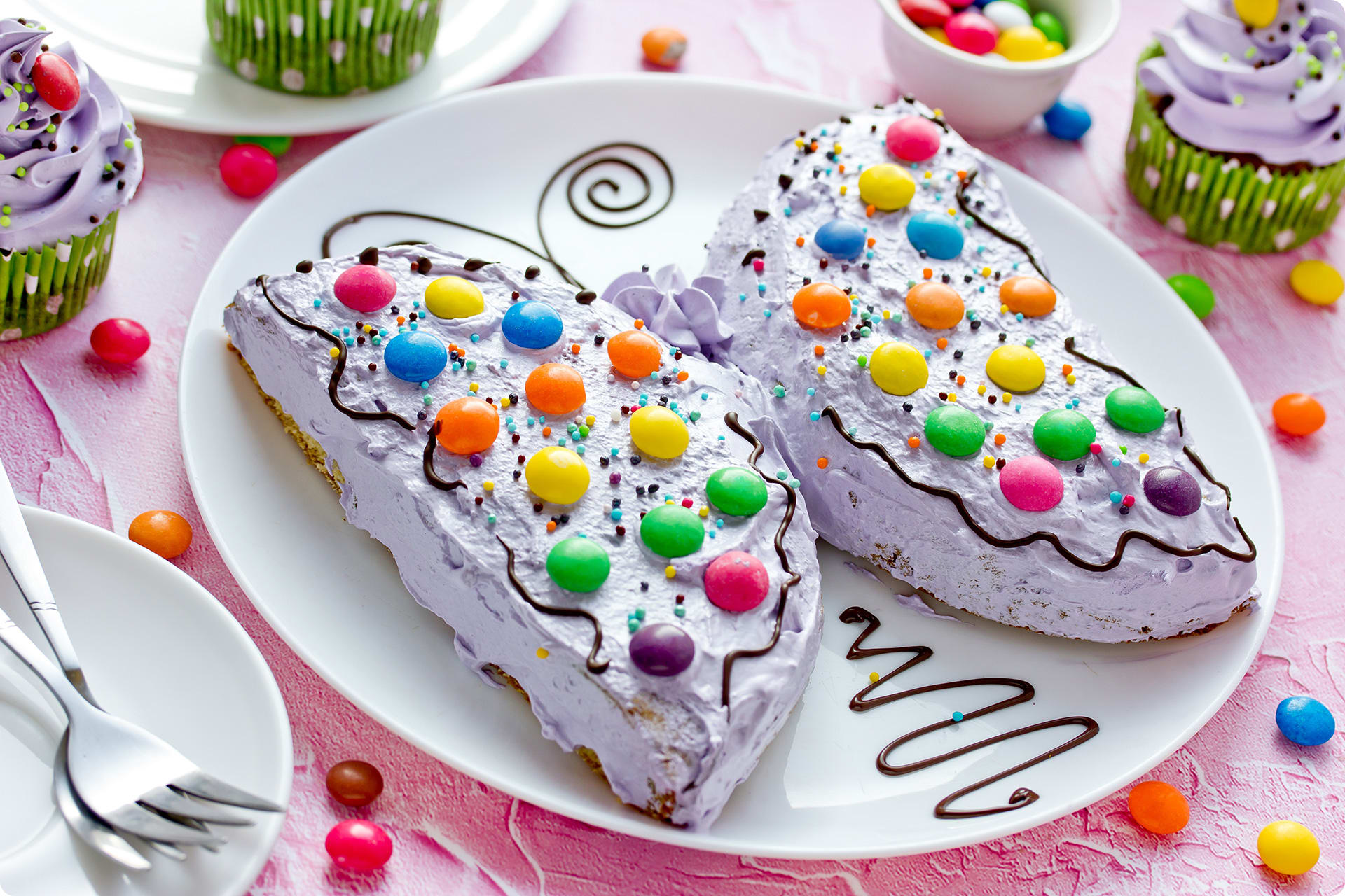 Backen für Kindergeburtstag | Schmetterlingskuchen dekoriert mit bunten Schokolinsen und Schokocreme