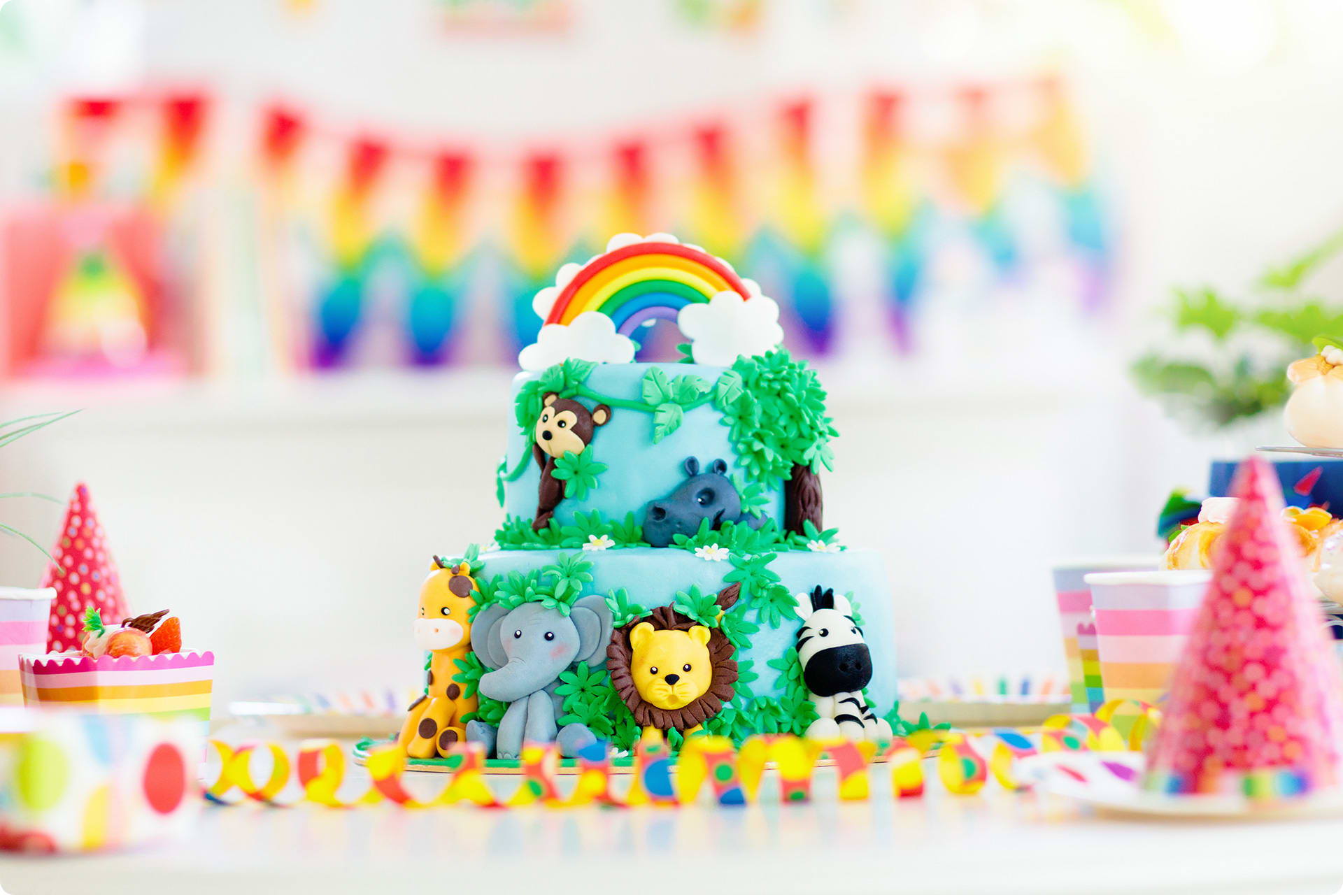 Backen für Kindergeburtstag | Safari Torte dekoriert mit Löwen, Elefanten, Zebra, Giraffen, Affe
