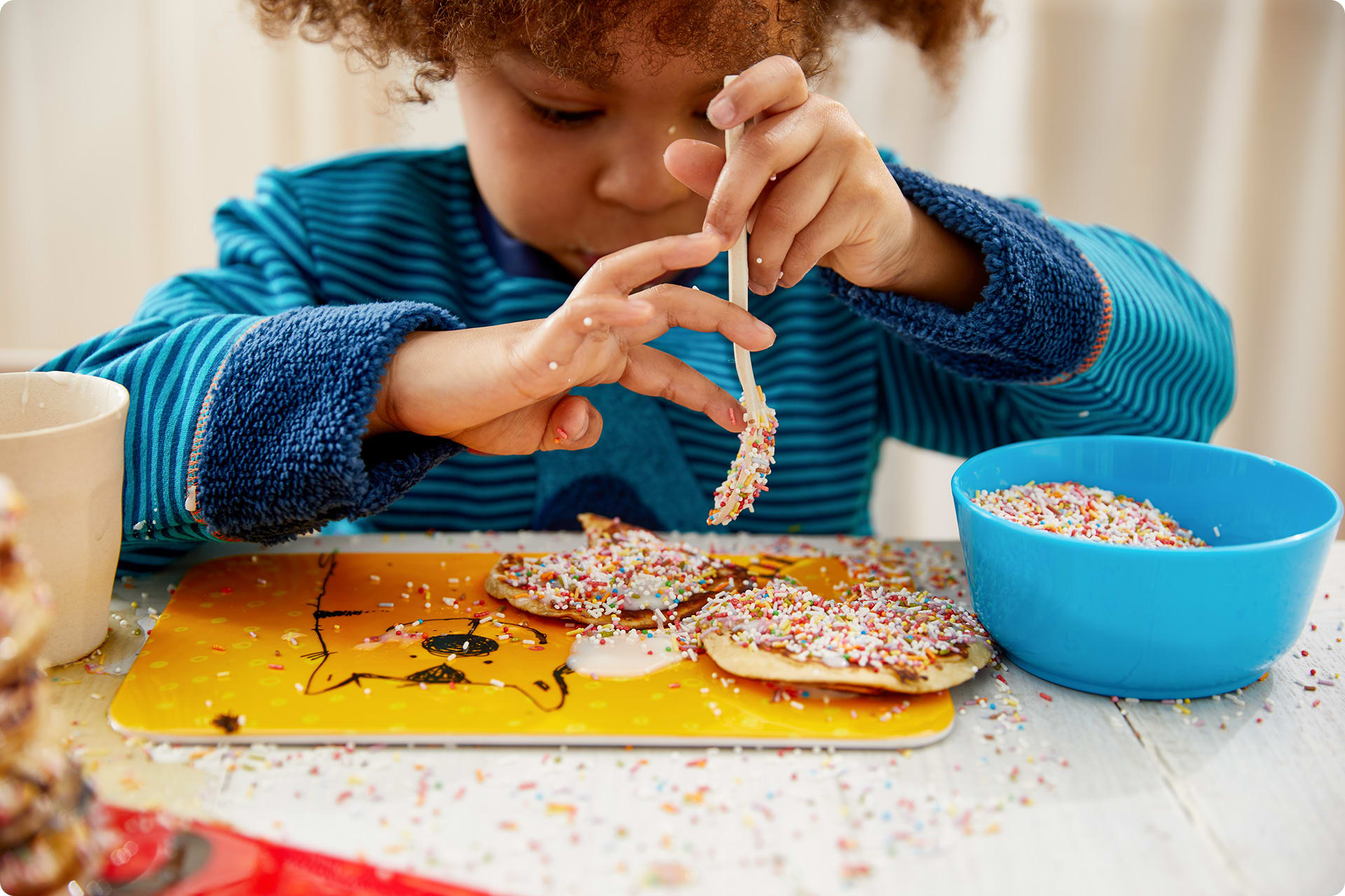 Backen für Kindergeburtstag | Vater und Tochter backen mit Anleitung