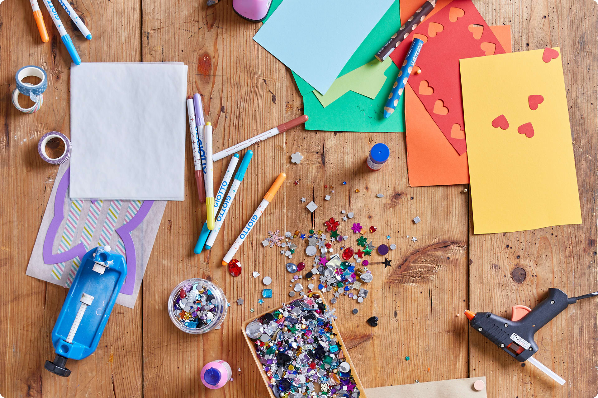 Basteln & Malen mit Kindern | Bastelmaterial, bunter Tonkarton, Bunt- und Filzstife, Giltzersteinchen, Sterne, Klebepistole