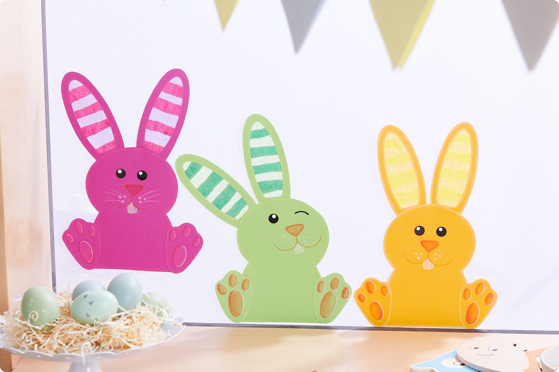 Osterdeko basteln mit Kindern | Hasen am Fenster