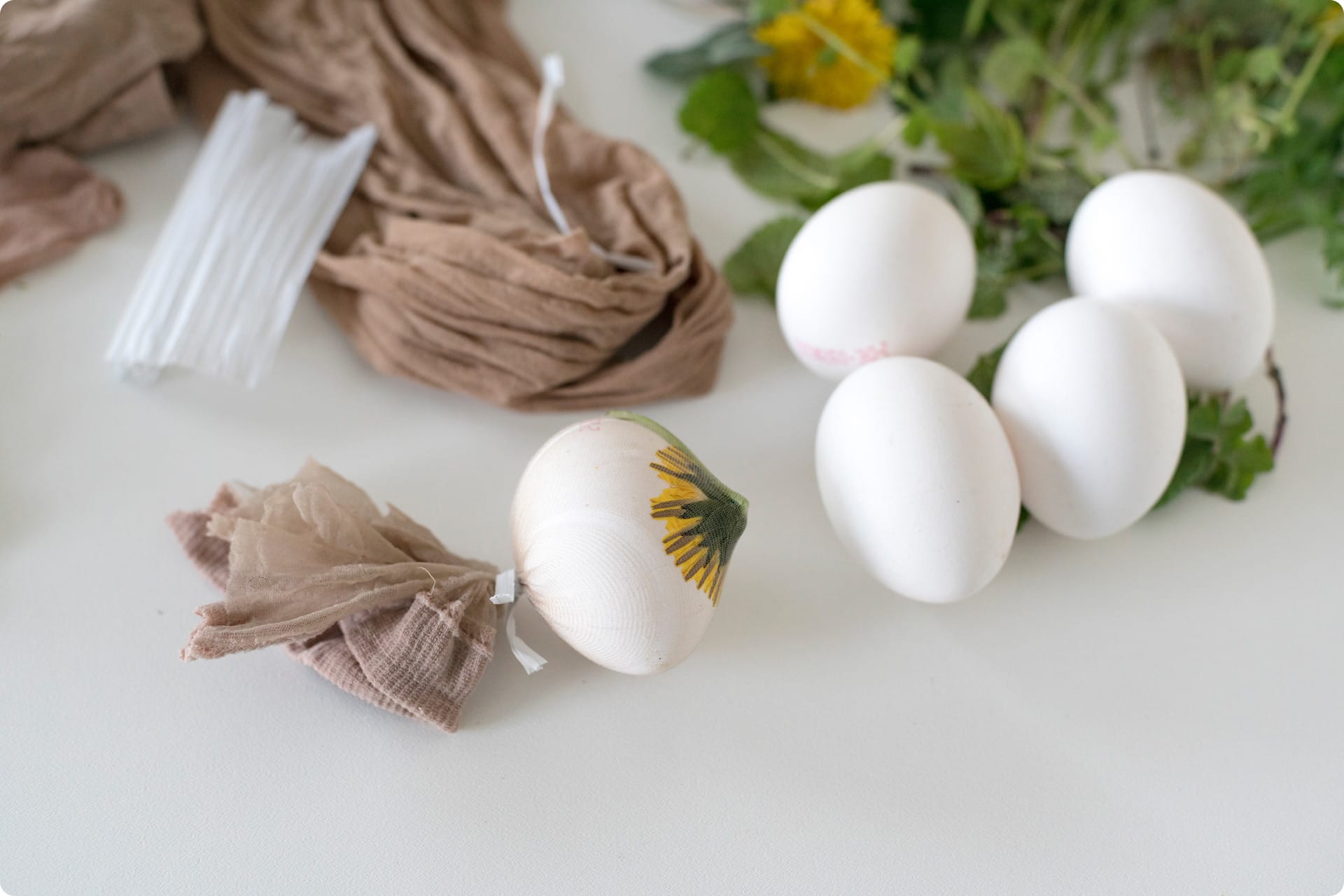 Ostereier färben mit Kindern | Image 9 | Blätter und Blumenmuster