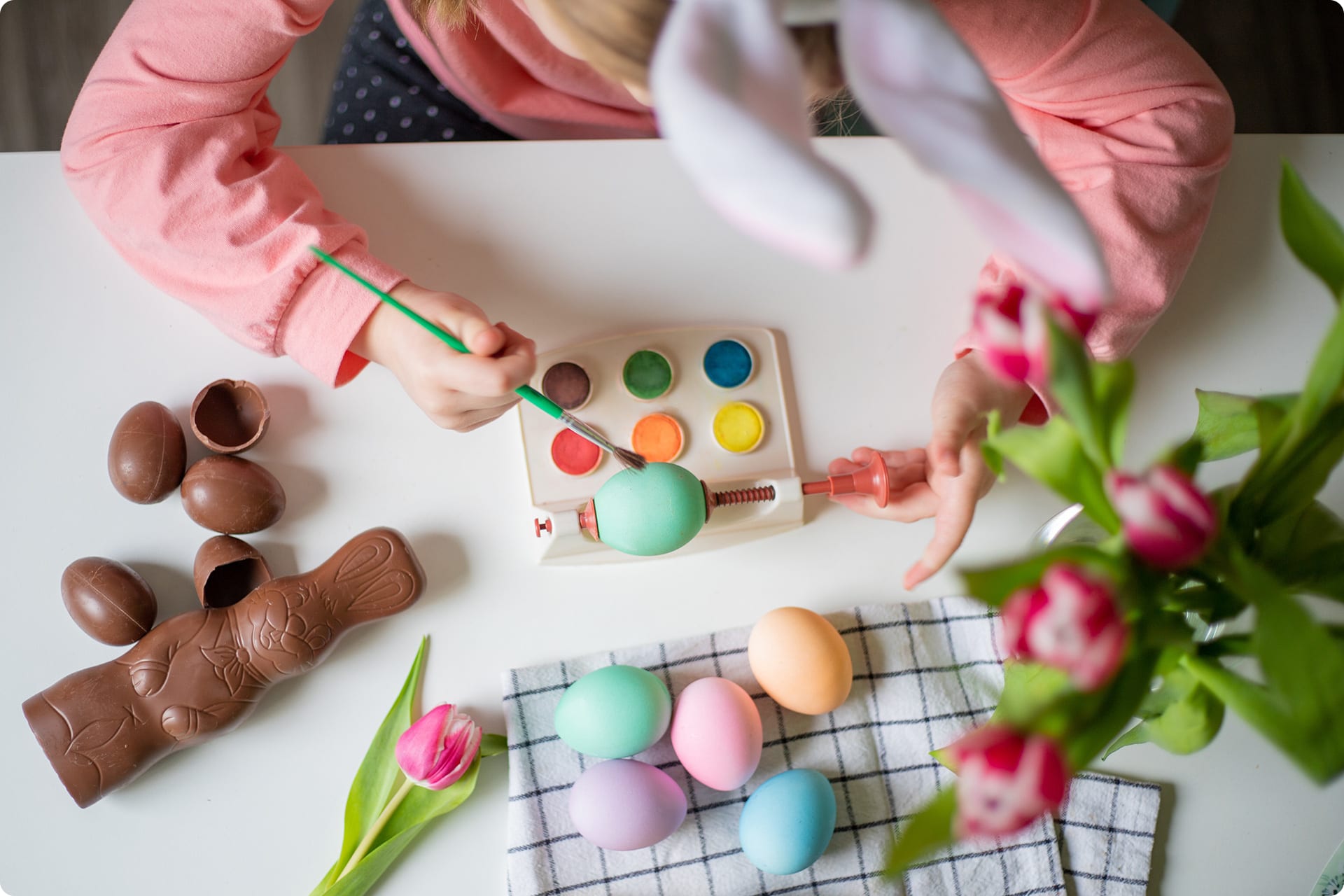 Ostern mit Kindern | Kind bemalt Ostereier